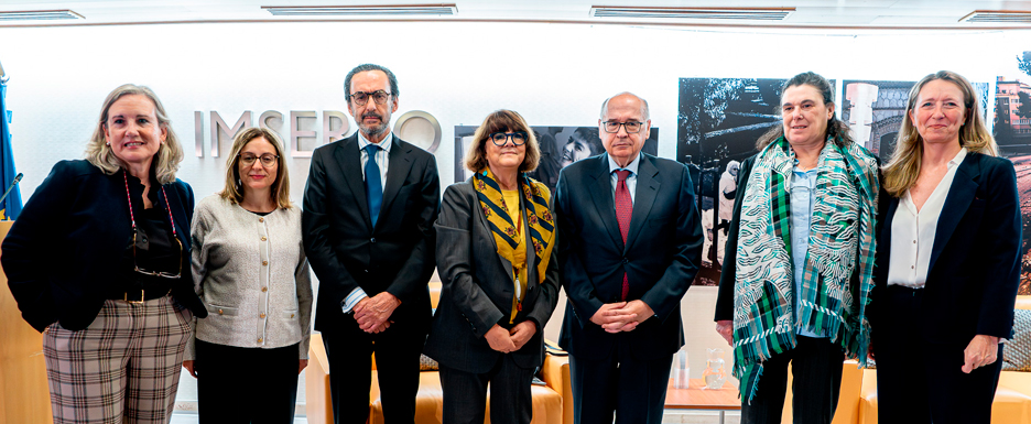 La directora general con los participantes en las ponencias.